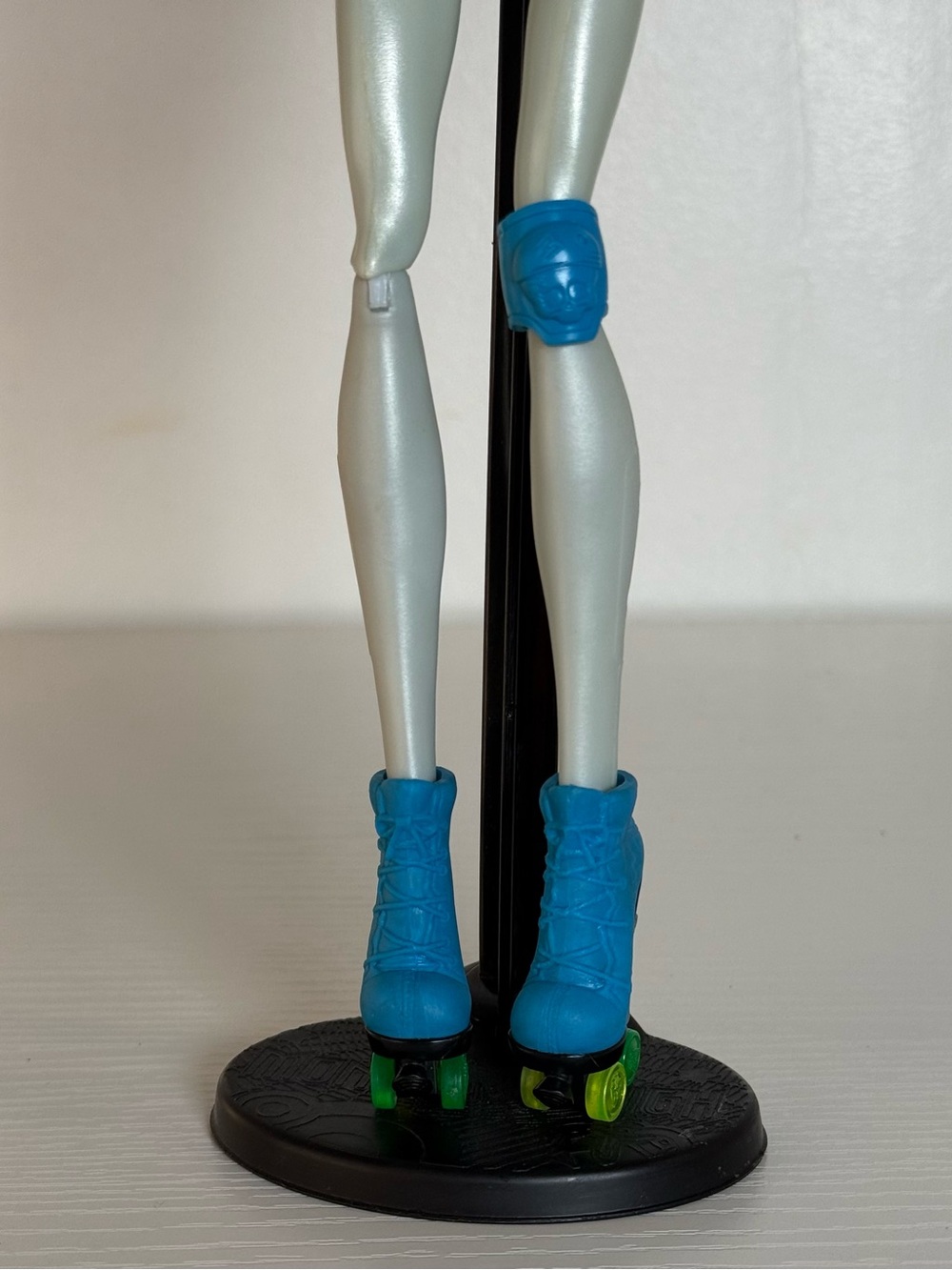 Monster High Skultimate Roller Maze Frankie Stein shoes and one knee pad
